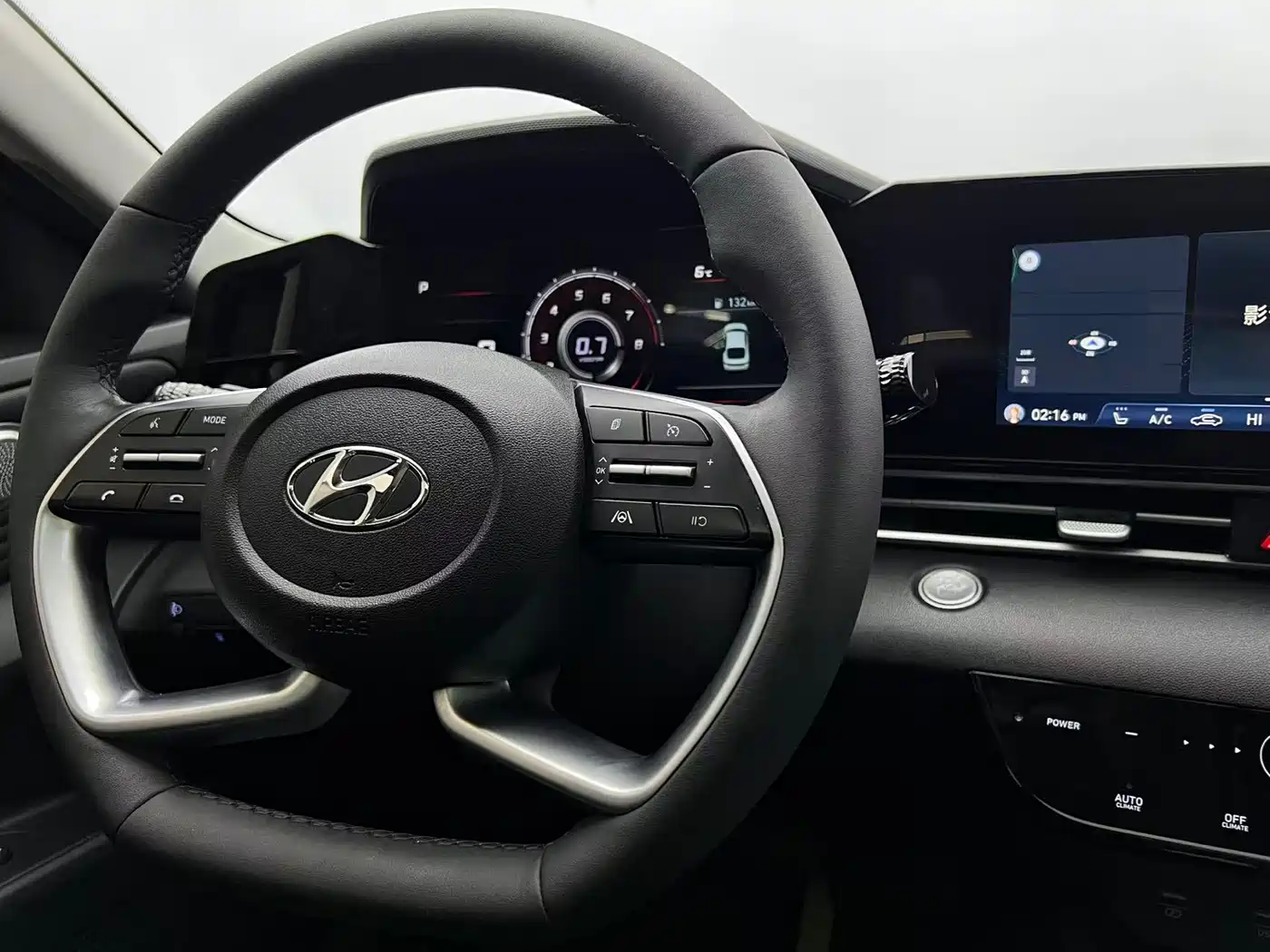 Hyundai Elantra 2022 1.5L CVT LUX Premium Edition фото 18