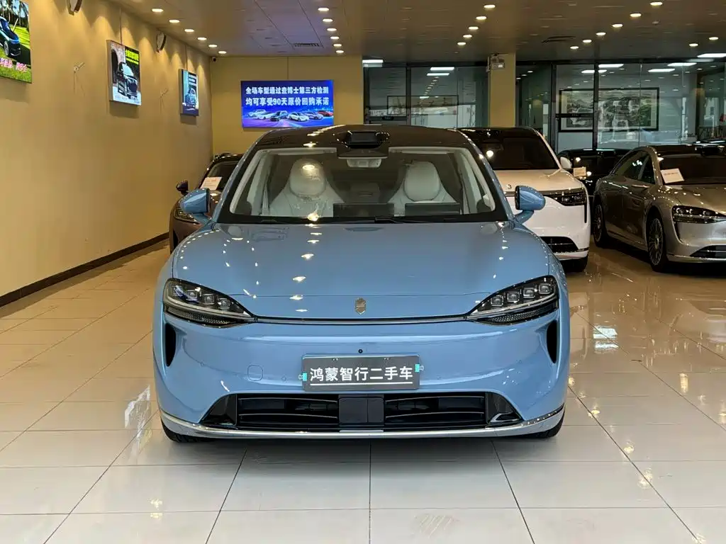 Photo 2 - Zhijie Luxeed R7