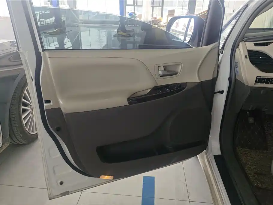 Toyota Sienna 2005 Model 3.3 XLE фото 7