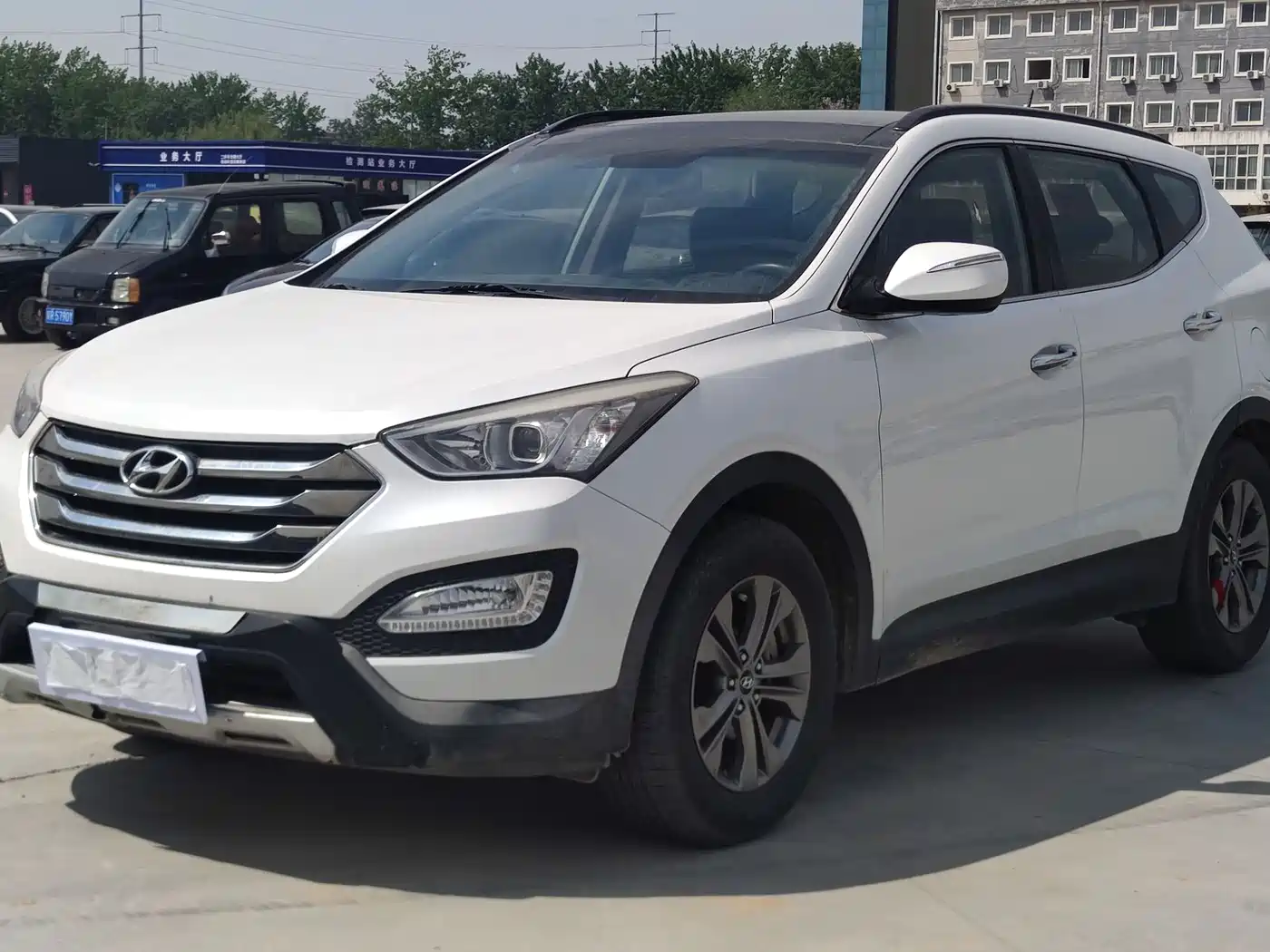 Hyundai Santa Fe 2013 Model 2.4L Automatic 2WD Smart
