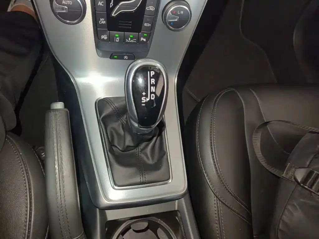 Volvo V40 2018 2017 T3 R-Design