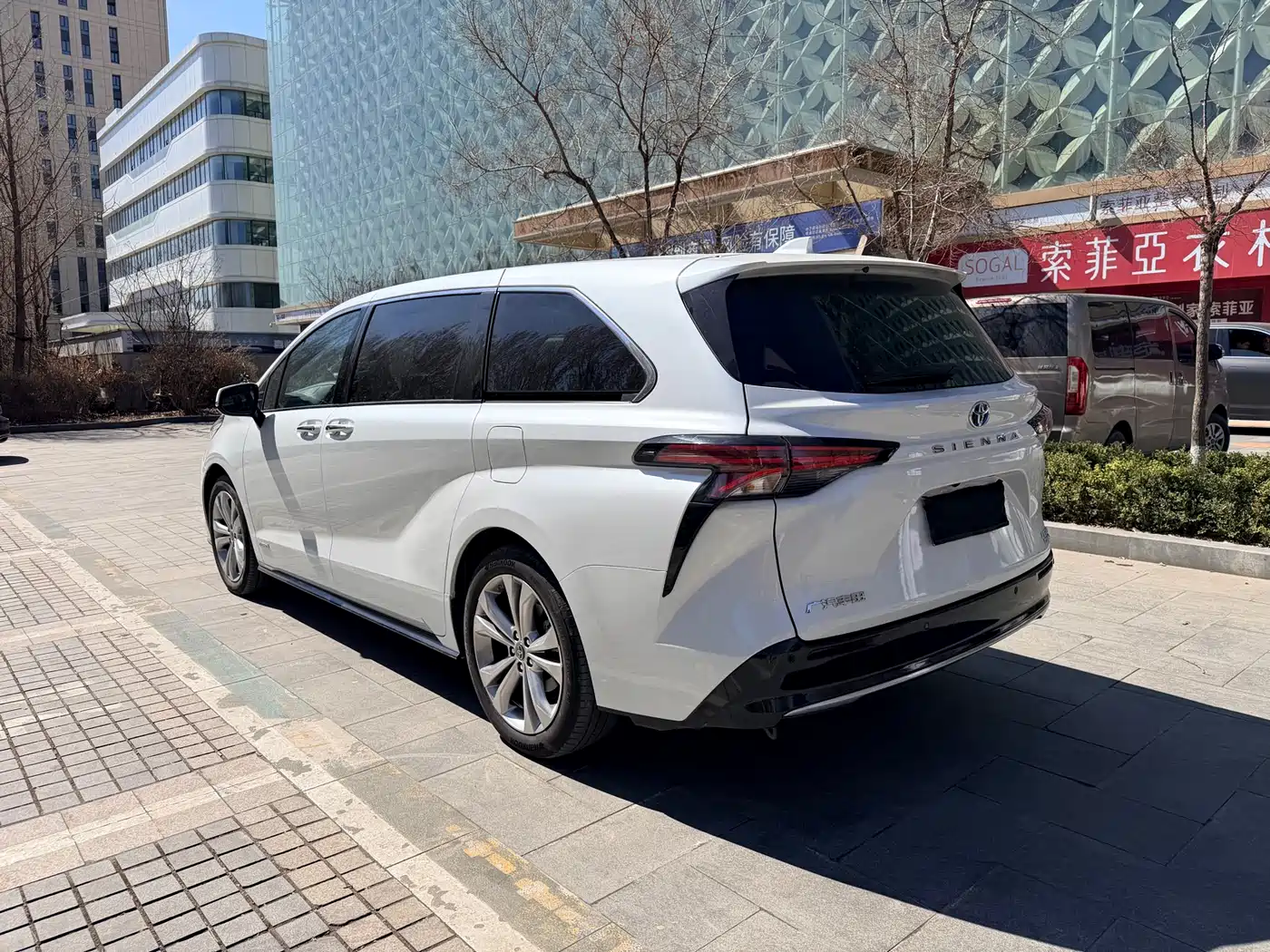 Toyota Sienna 2024 2.5L Hybrid Premium Edition фото 7