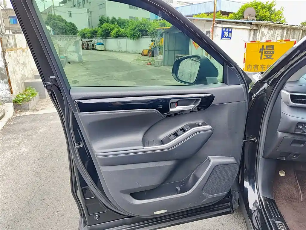 Toyota Highlander 2022 Model Dual Engine 2.5L 4WD Premium Edition 7-Seater фото 6
