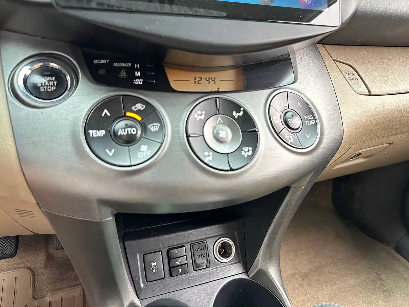 Toyota RAV4 Rongfang 2013 Special Edition 2.4L Auto AWD Prestige фото 21
