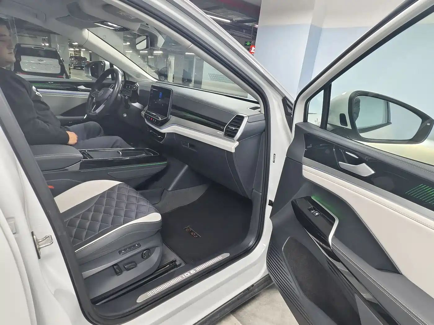 VOLKSWAGEN ID.6 CROZZ