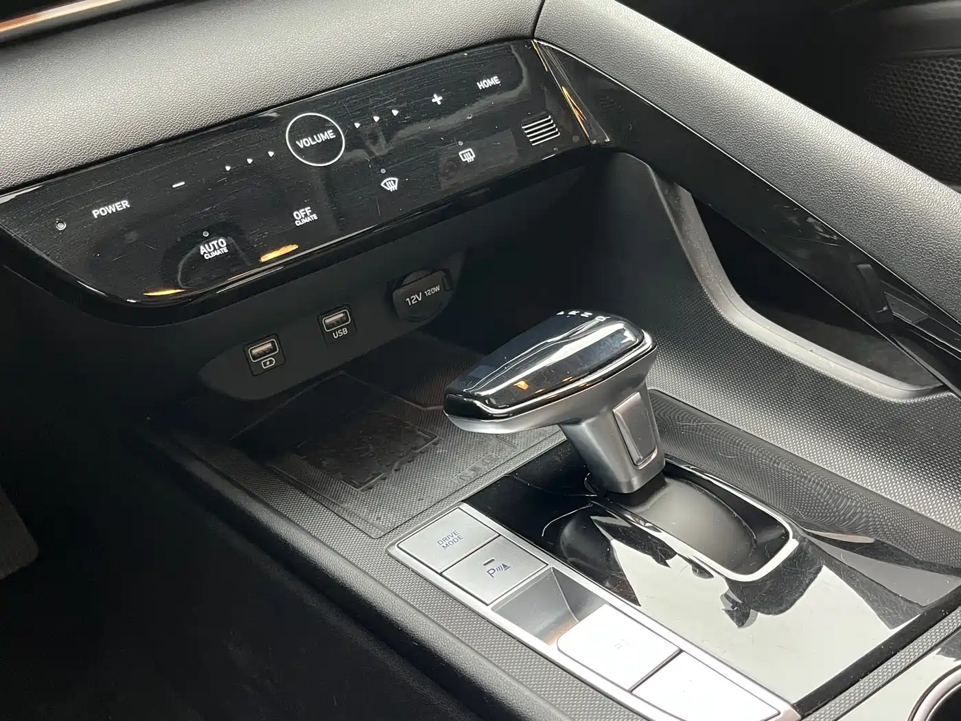 Hyundai Elantra 2022 1.5L CVT LUX Premium Edition фото 10