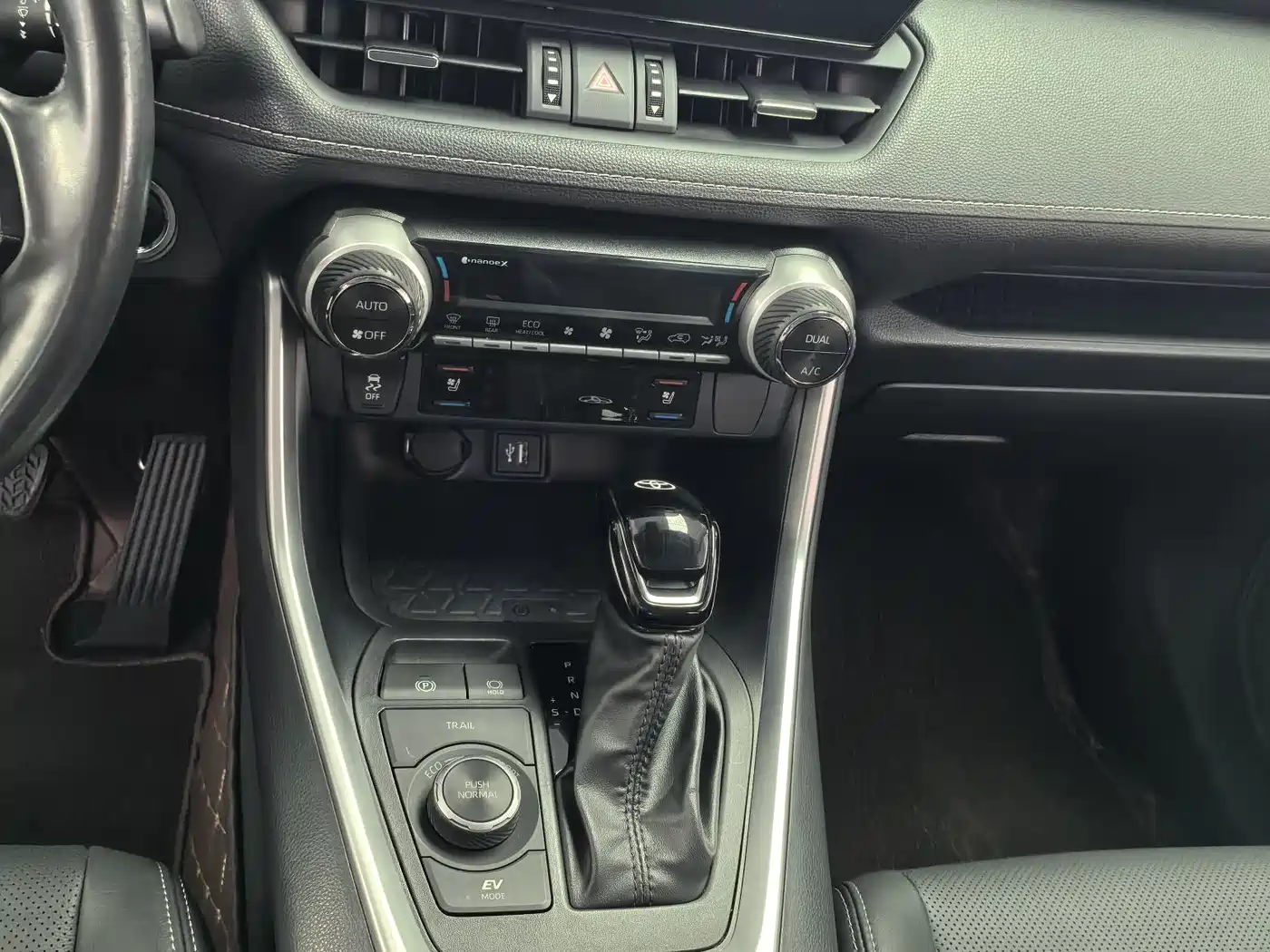 Toyota Wildlander 2023 Hybrid 2.5L E-CVT AWD Premium Edition фото 9