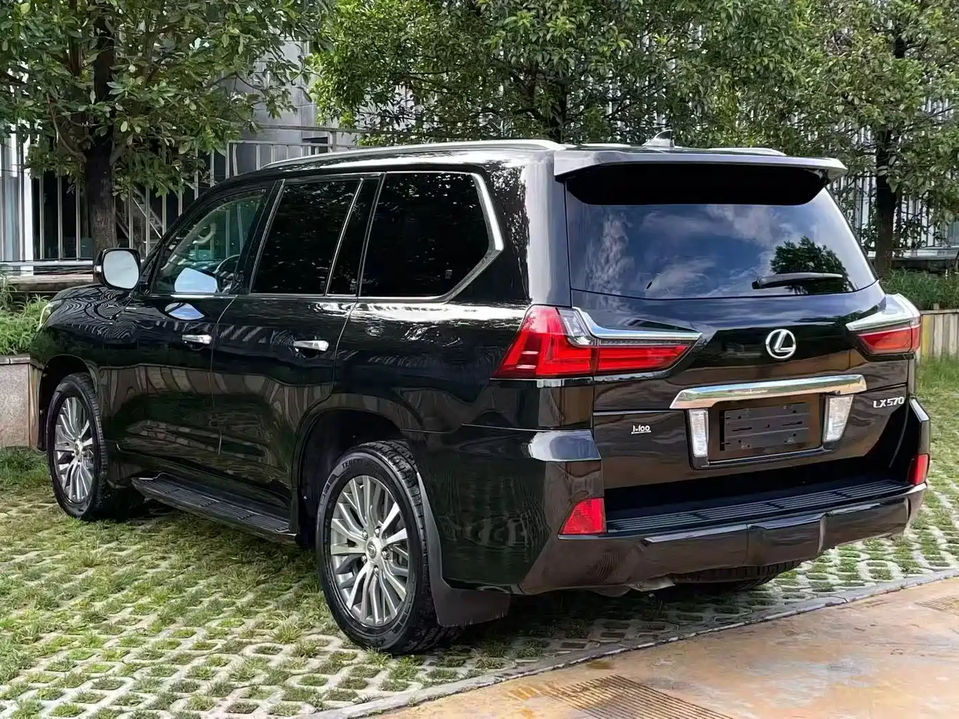 Lexus LX 2016 570 Dynamic Luxury Edition фото 3
