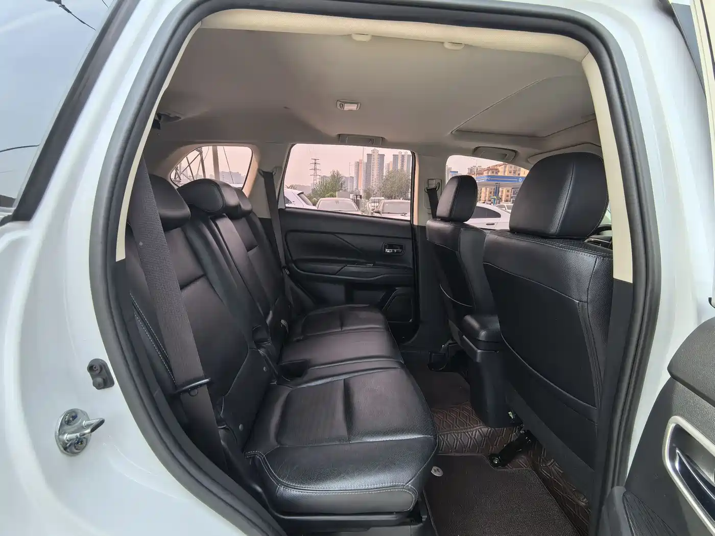 MITSUBISHI OUTLANDER