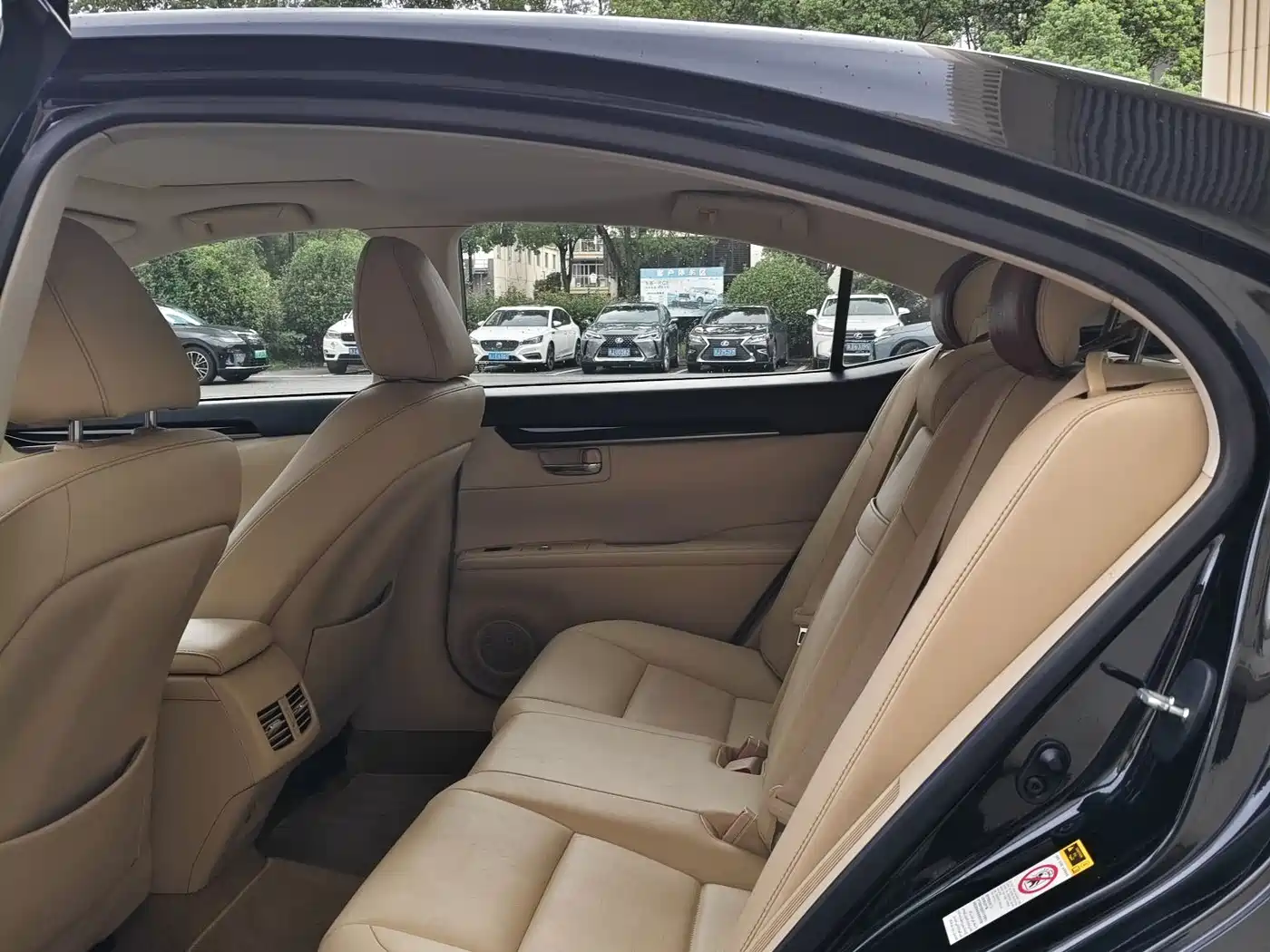Photo 4 - Lexus ES