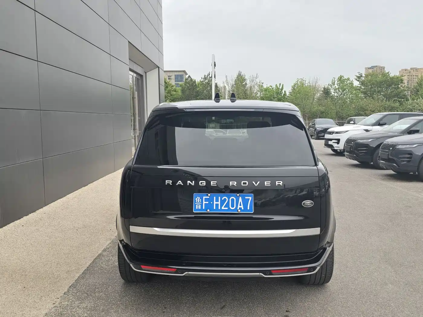 Land Rover Range Rover 2024 3.0 L6 400PS Genesis Extended фото 6