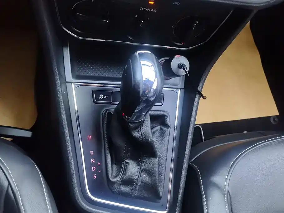 Volkswagen Lavida 2015 1.6L Automatic Comfort Edition фото 16