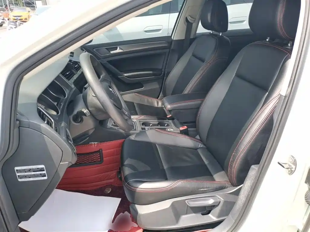 Volkswagen Golf 2014 1.6L Automatic Fashion Edition фото 15