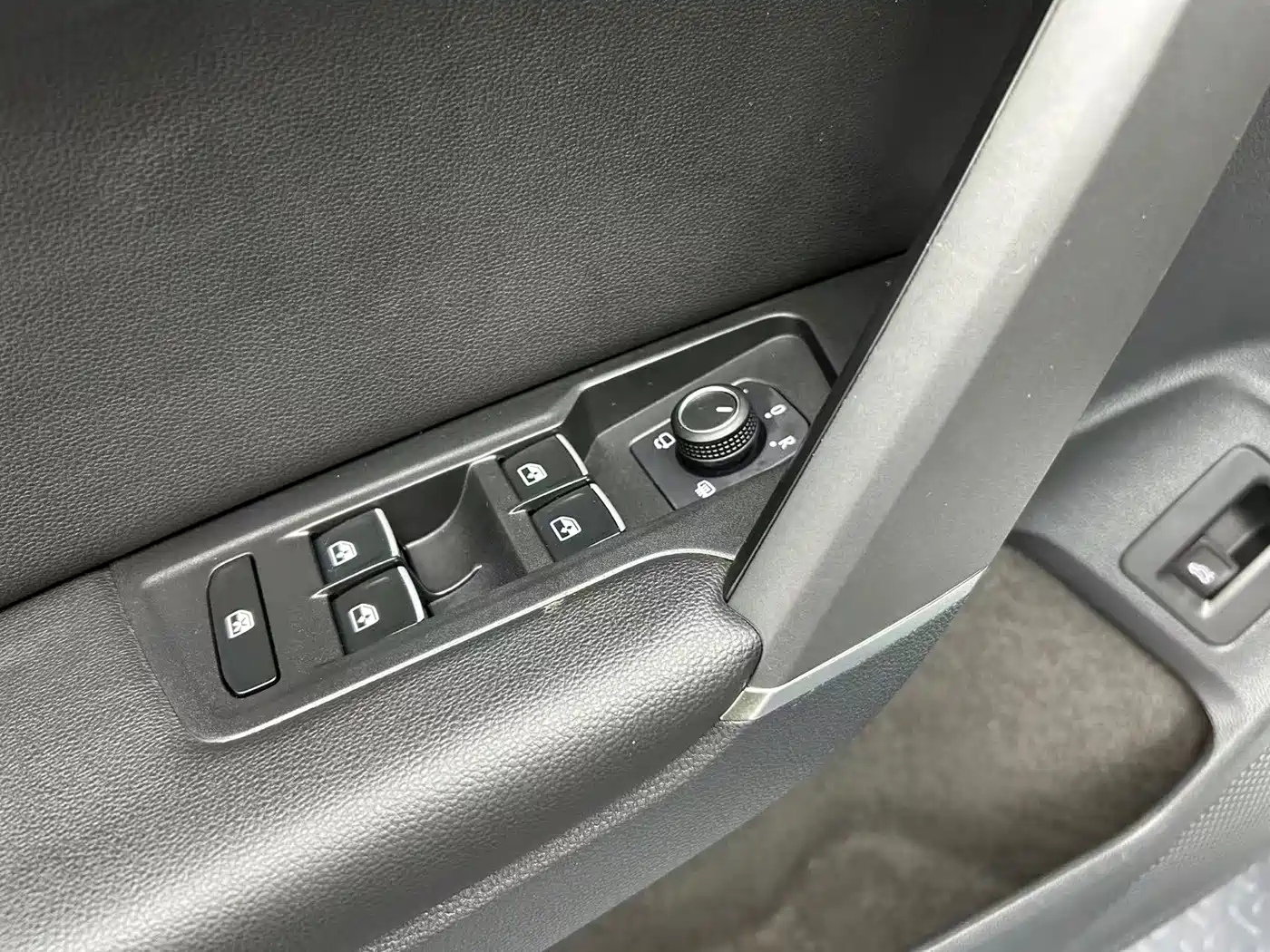 Volkswagen Tayron 2022 280TSI 2WD Luxury Smart Connect Edition фото 10
