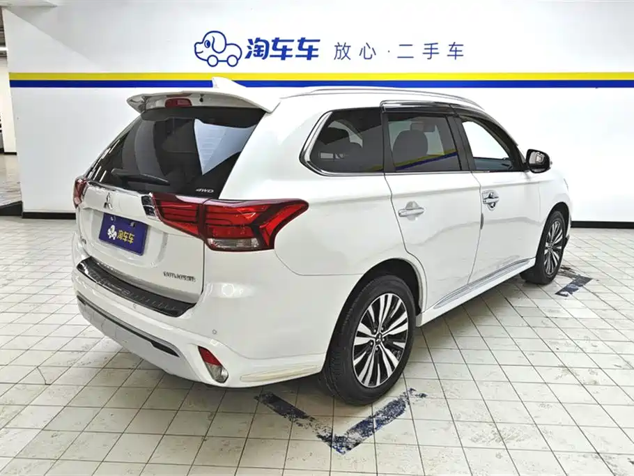 Mitsubishi Outlander 2021 2.4L 4WD Deluxe Edition 7-Seater фото 3