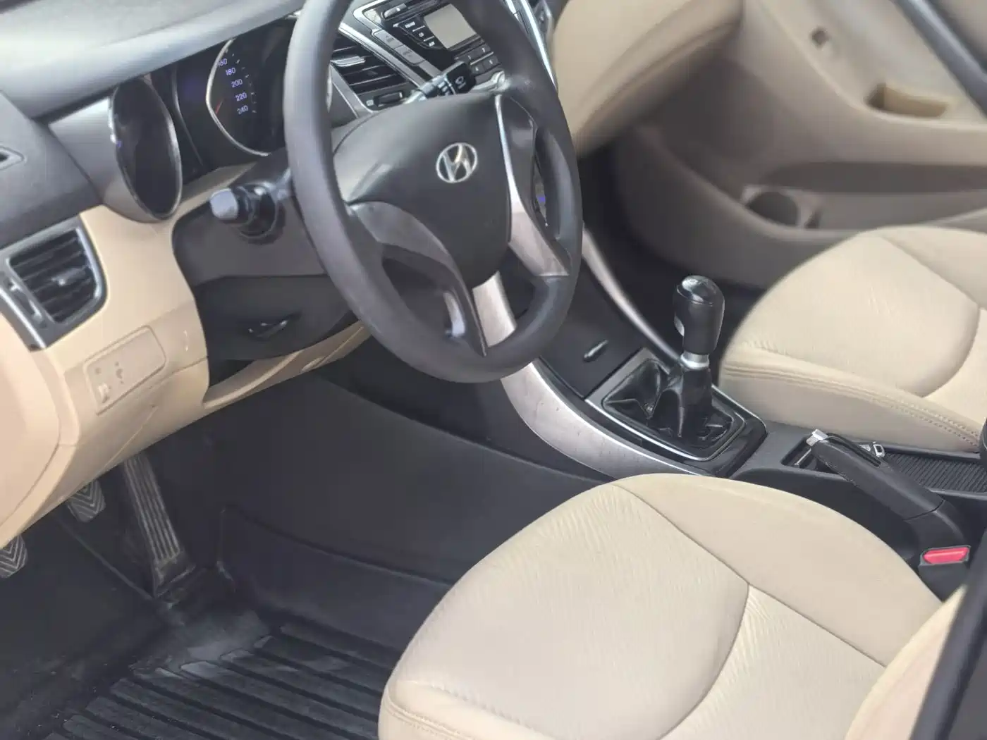 Hyundai Langdong 2012 1.6L Manual Fashion фото 10