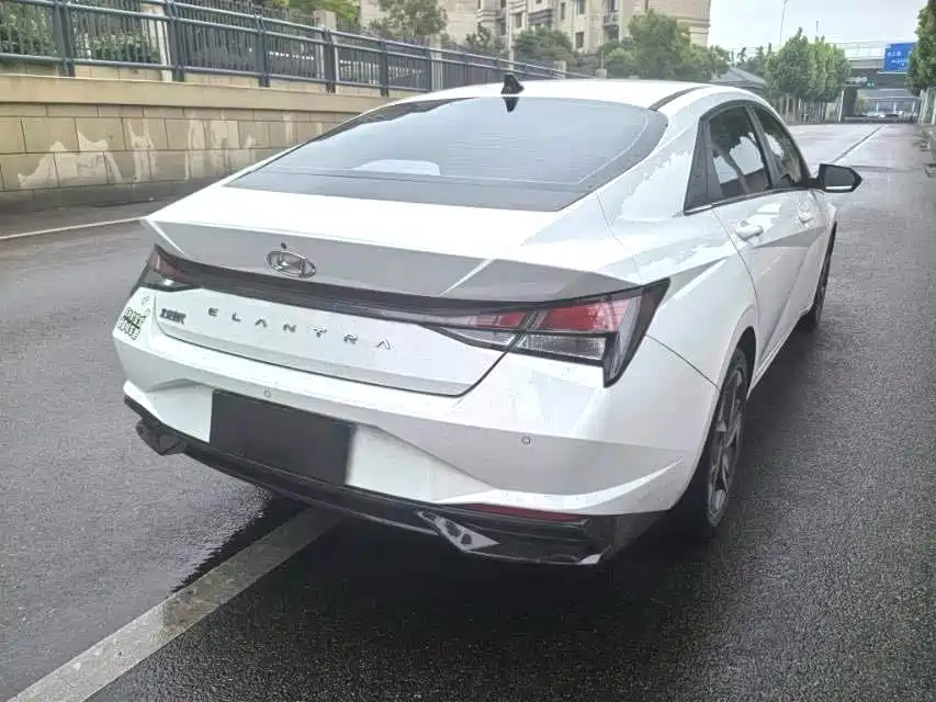 Hyundai Elantra 2022 1.5L CVT GLX Elite Edition фото 9