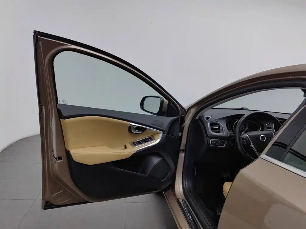 Volvo V40 2017 2017 T3 R-Design
