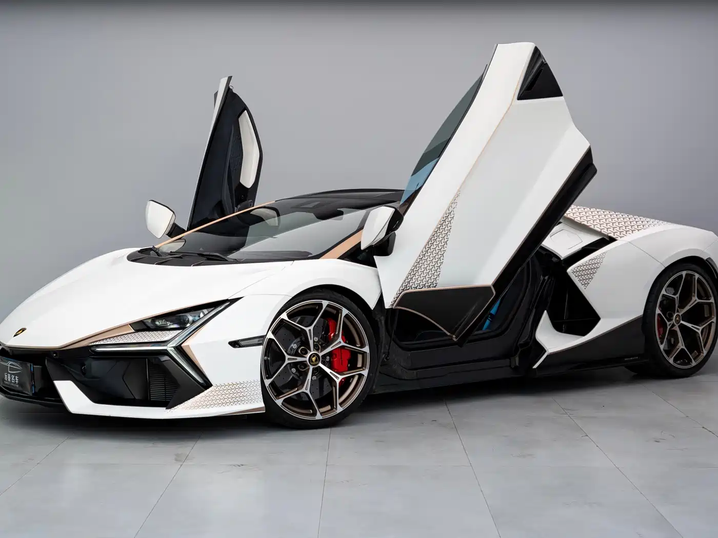 LAMBORGHINI REVUELTO