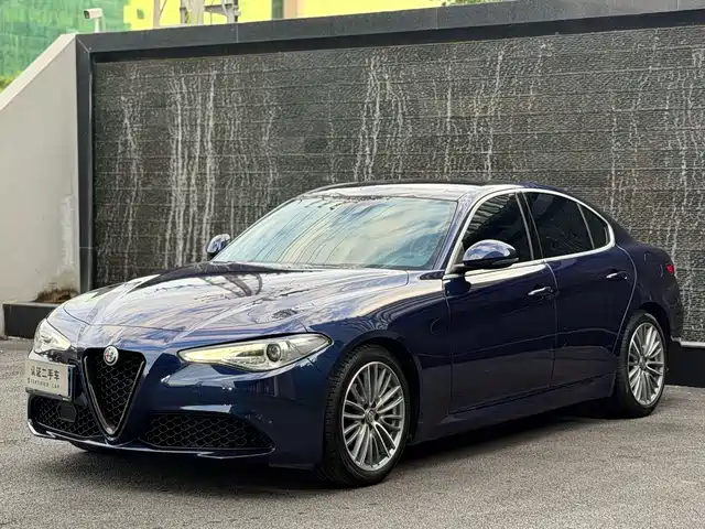  Alfa Romeo Giulia 2017 2.0T 200HP Luxury Edition