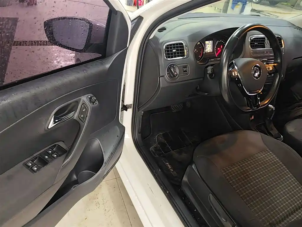 Volkswagen Polo 2016 1.6L Automatic Comfort фото 16