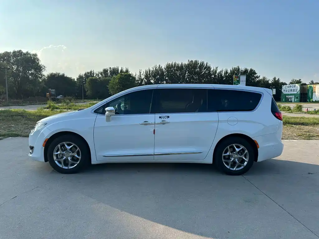 Chrysler Grand Voyager (Import) 2019 2017 3.6L Premium Edition