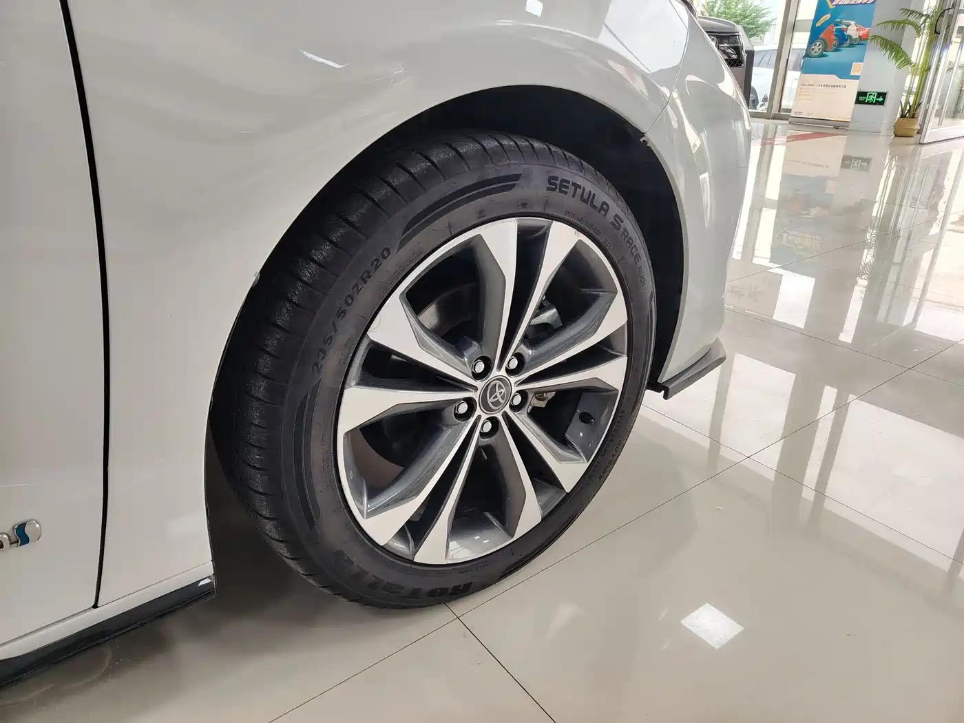 Toyota Granvia 2022 Model Year 2.5L Hybrid Flagship Edition фото 13