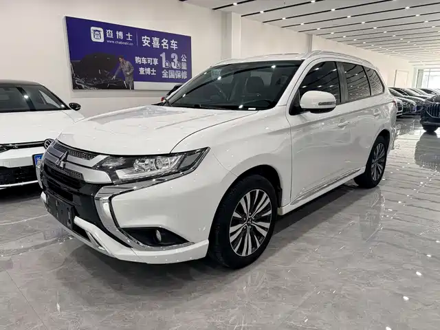 Mitsubishi Outlander 2.0L, Моноприводный Комфорт, 5 мест