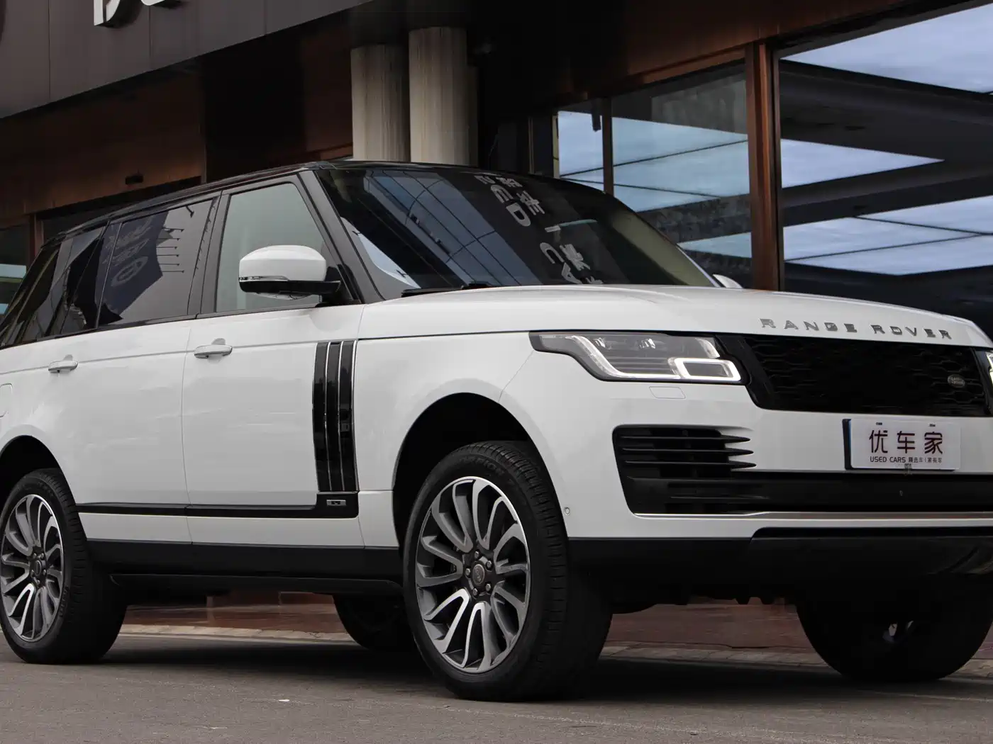Land Rover Range Rover 2018 3.0 SC V6 Vogue SE Genesis Extended Edition фото 3