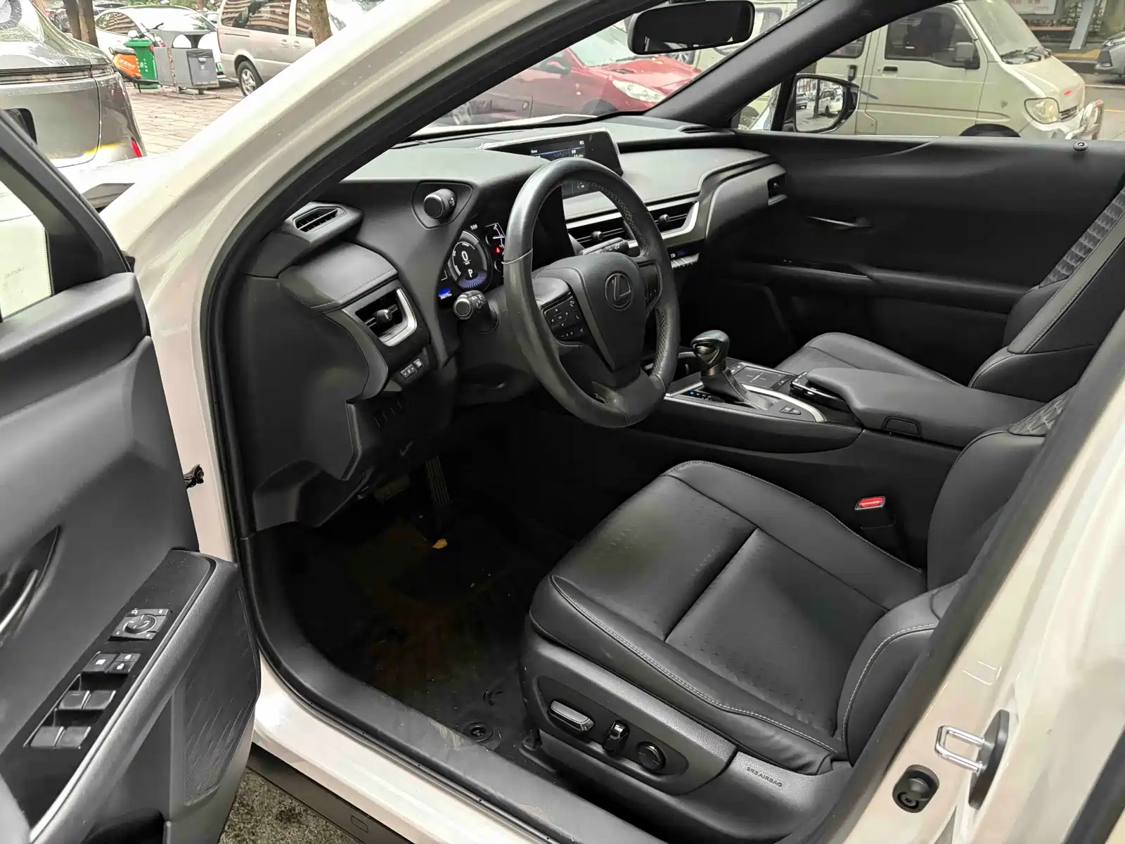 Фото 3 - Lexus UX