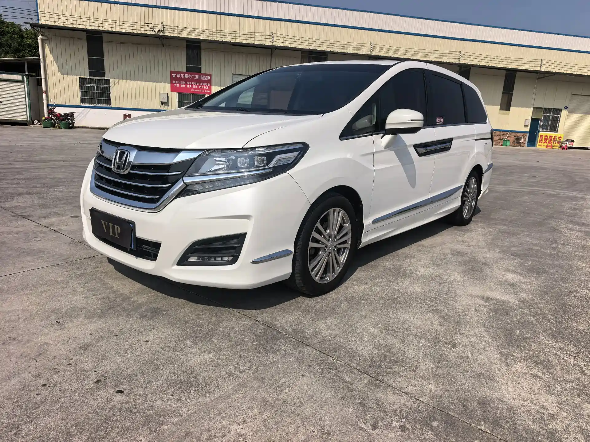 Фото 1 - Honda Elysion