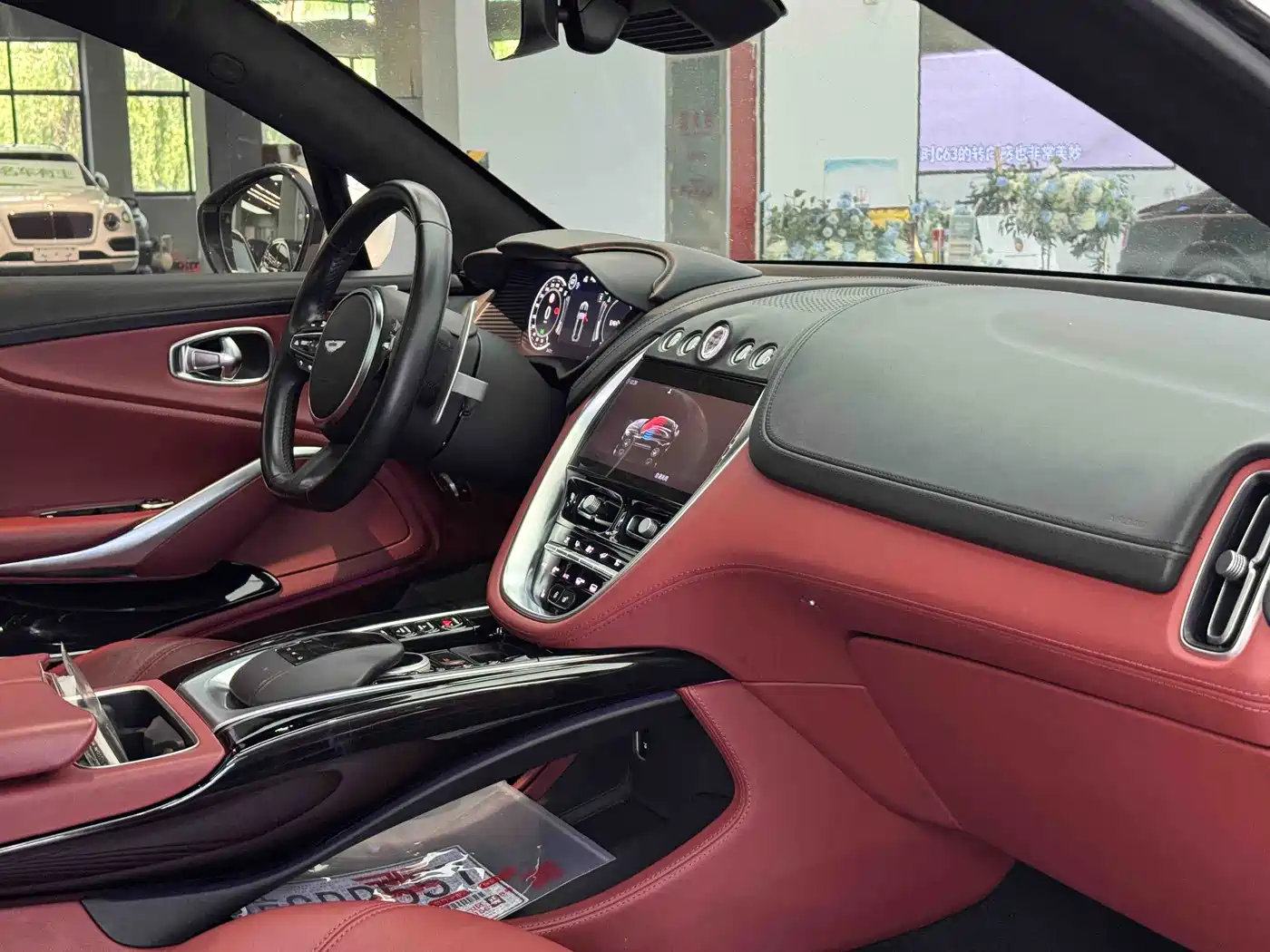 ASTON MARTIN DBX