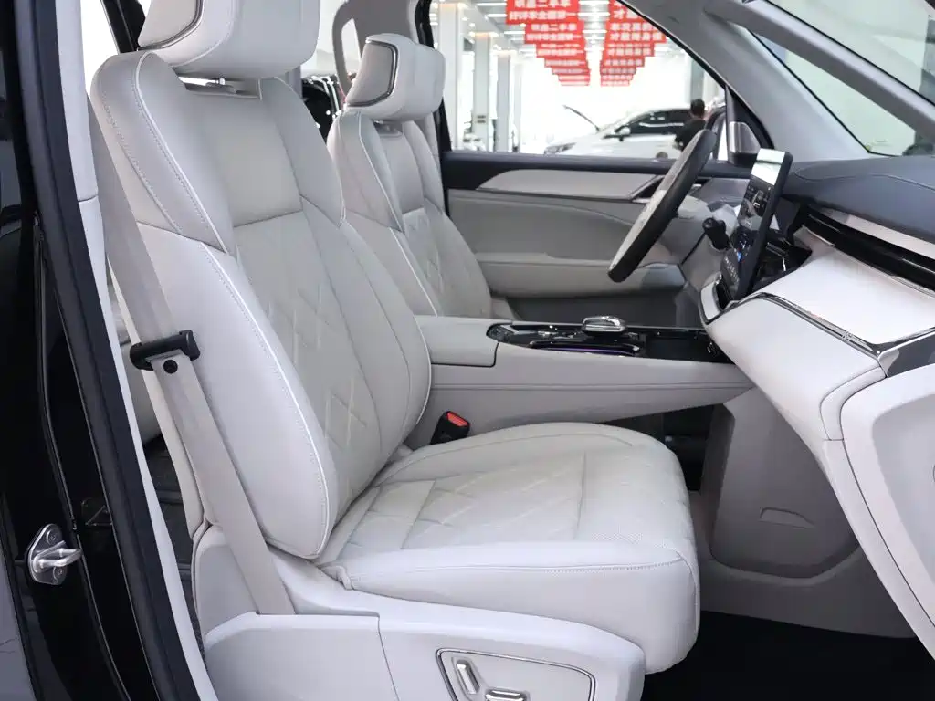 Фото 21 - Volvo EM90
