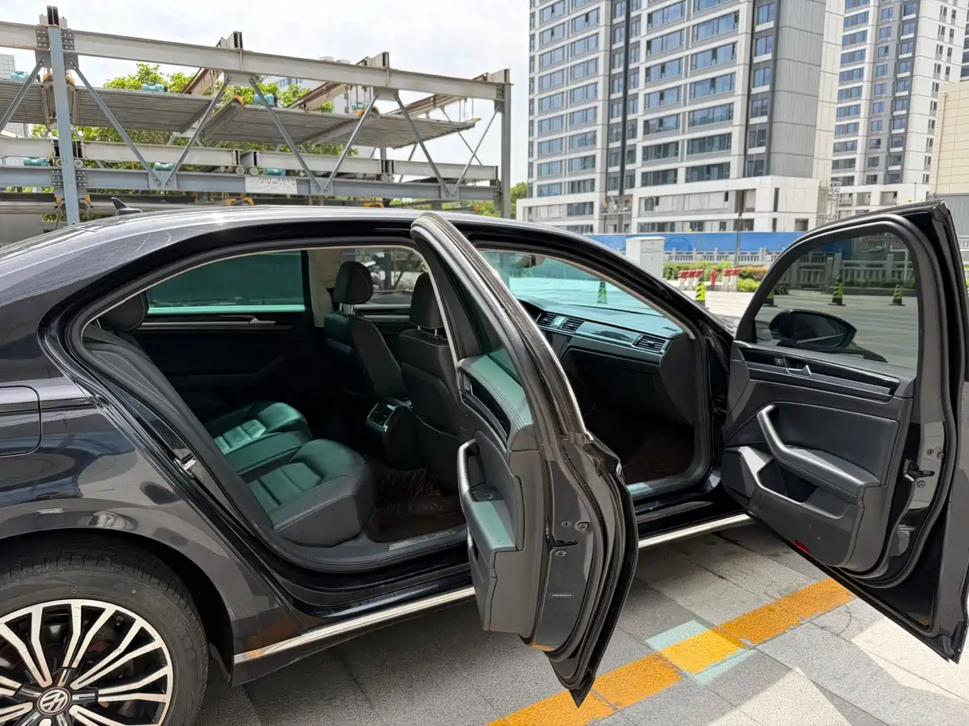 Volkswagen Phideon 2018 Facelift 380TSI FWD Business фото 15