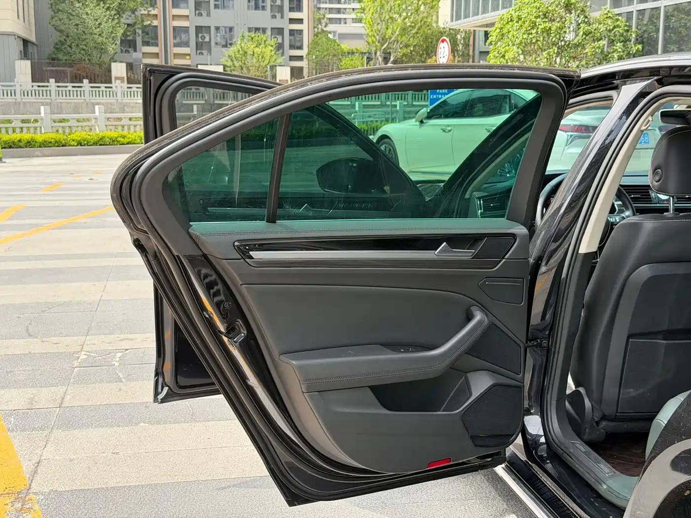 Volkswagen Phideon 2018 Facelift 380TSI FWD Business фото 14