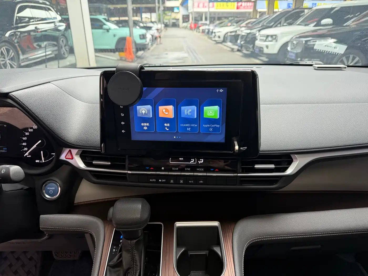 Toyota Sienna 2024 2.5L Hybrid Comfort Edition фото 11