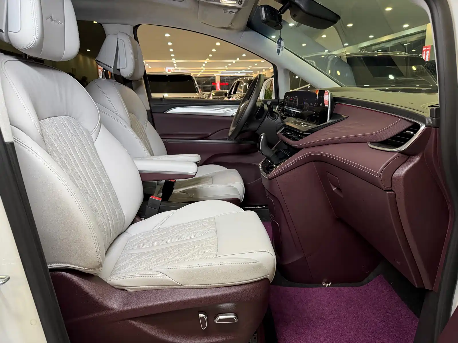 Photo 14 - Buick GL8