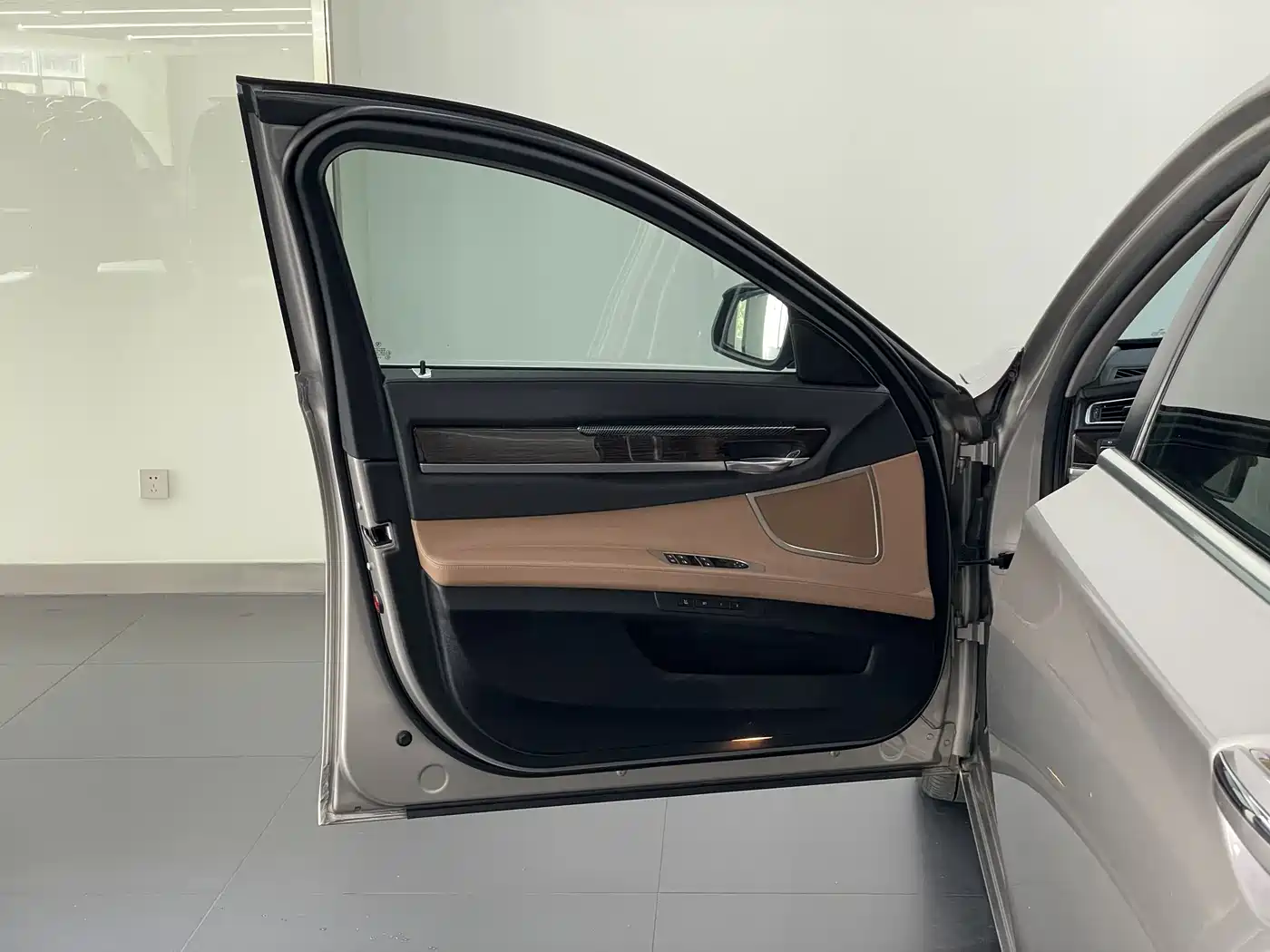 BMW 7 Series 2013 Model 740Li Leading фото 23