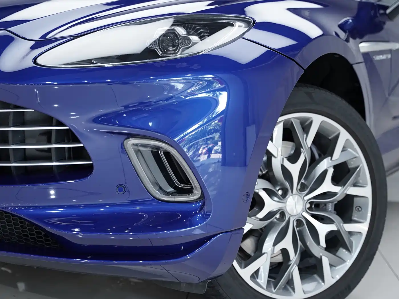 Aston Martin DBX 2023 2023 3.0T STRAIGHT-SIX