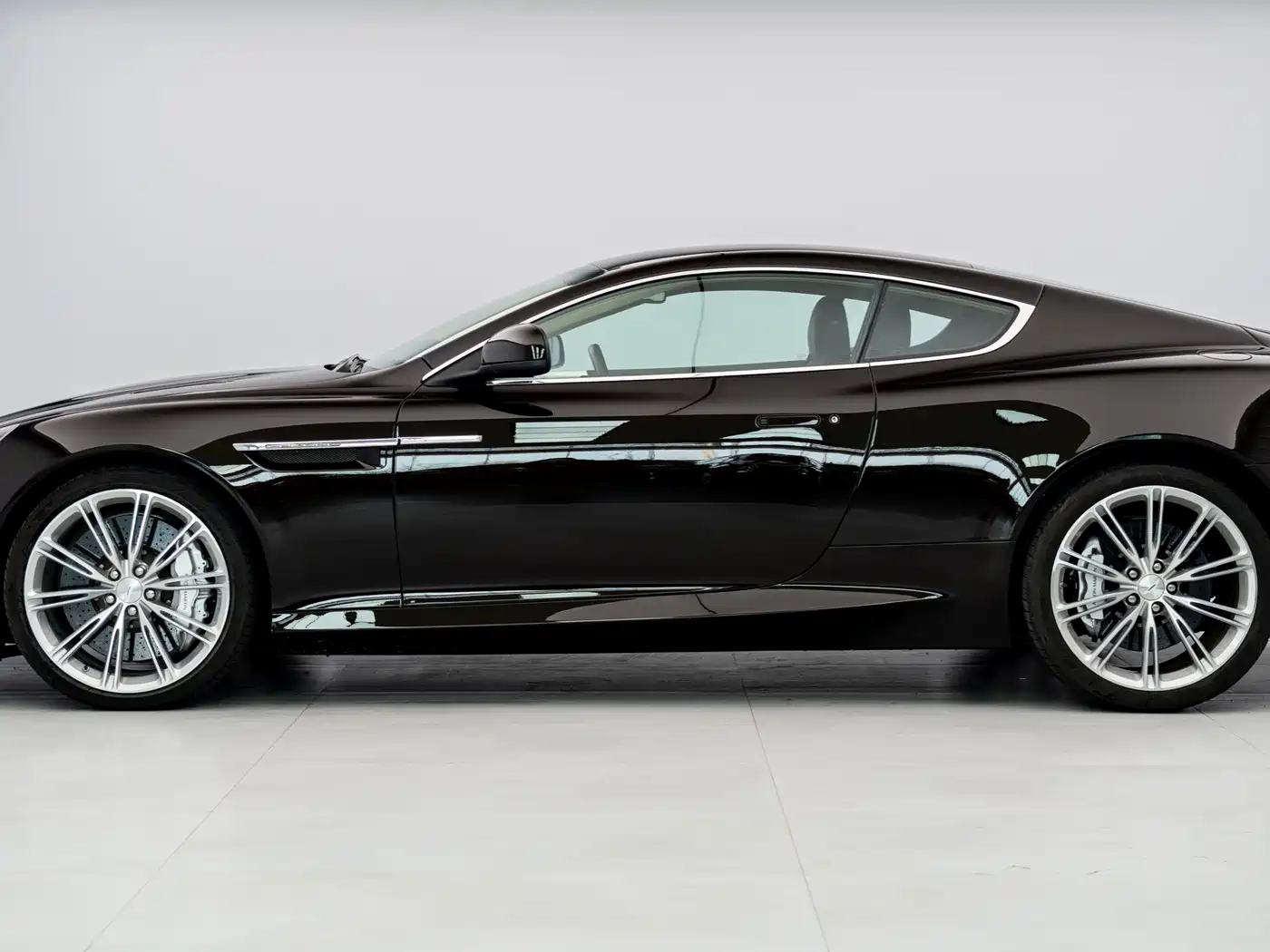 Aston Martin Virage 2012 6.0 Coupe фото 3