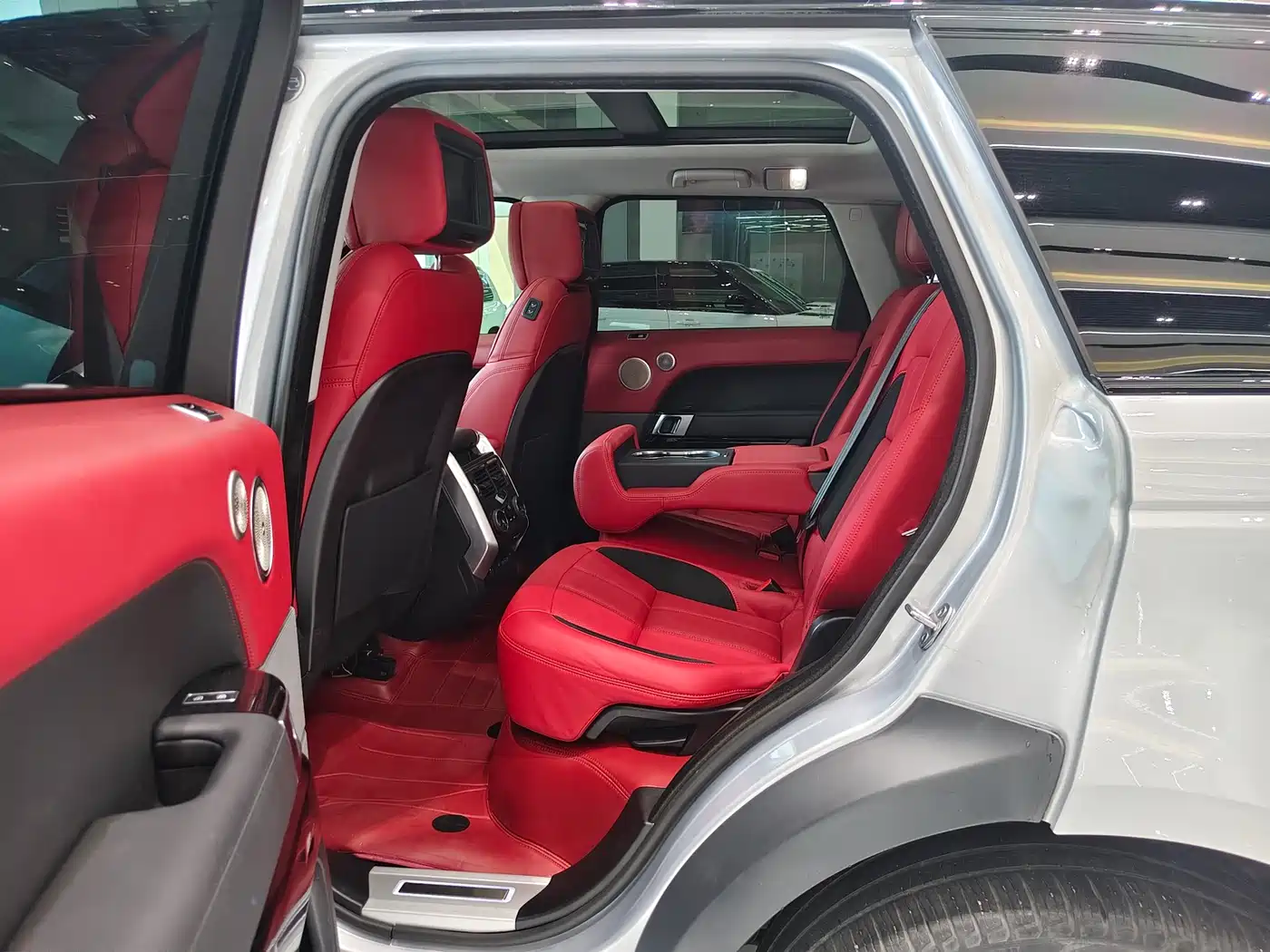 Land Rover Range Rover Sport 2022 3.0 L6 Gloss Black Edition фото 10