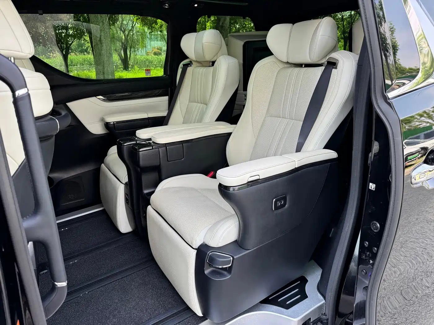 Lexus LM 2020 300h Seven-Seater Elegance Edition фото 5