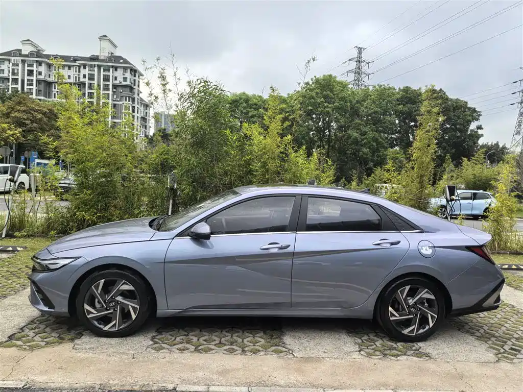 Hyundai Elantra 2023 Model 1.5L CVT LUX Premium Edition фото 10