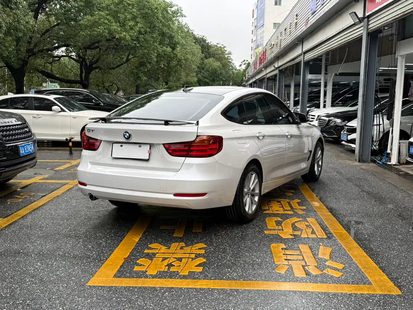 BMW 3 Series GT 2013 Model 320i Leading фото 2
