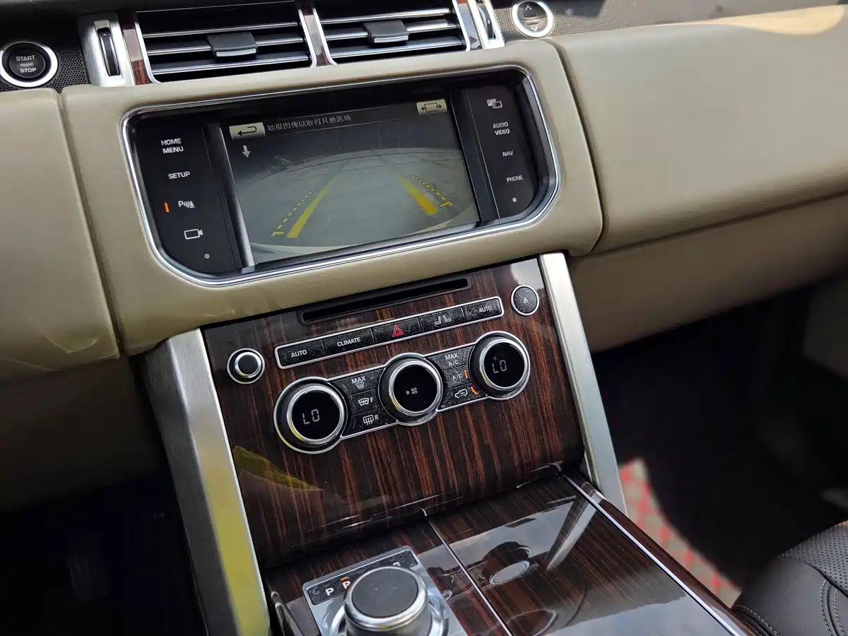 Land Rover Range Rover 2015 3.0 SC V6 Vogue SE Genesis Extended Edition фото 12