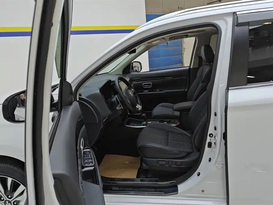 Mitsubishi Outlander 2021 2.4L 4WD Deluxe Edition 7-Seater фото 9