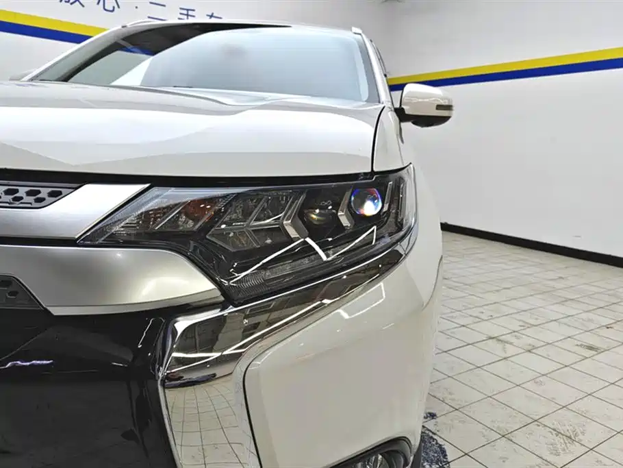 Mitsubishi Outlander 2021 2.4L 4WD Deluxe Edition 7-Seater фото 5