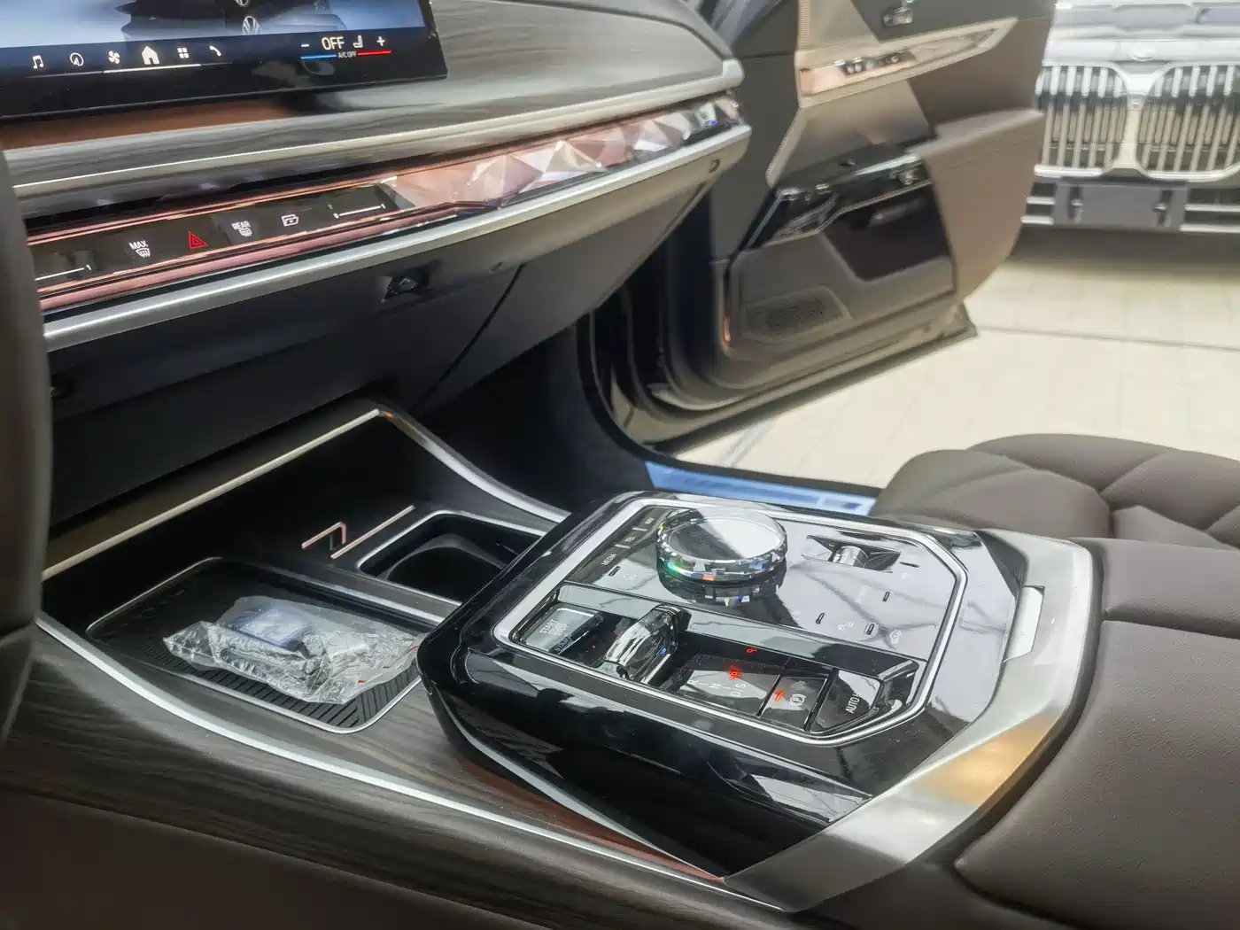 BMW 7 Series 2023 Model 740Li Leading M Sport Package фото 9