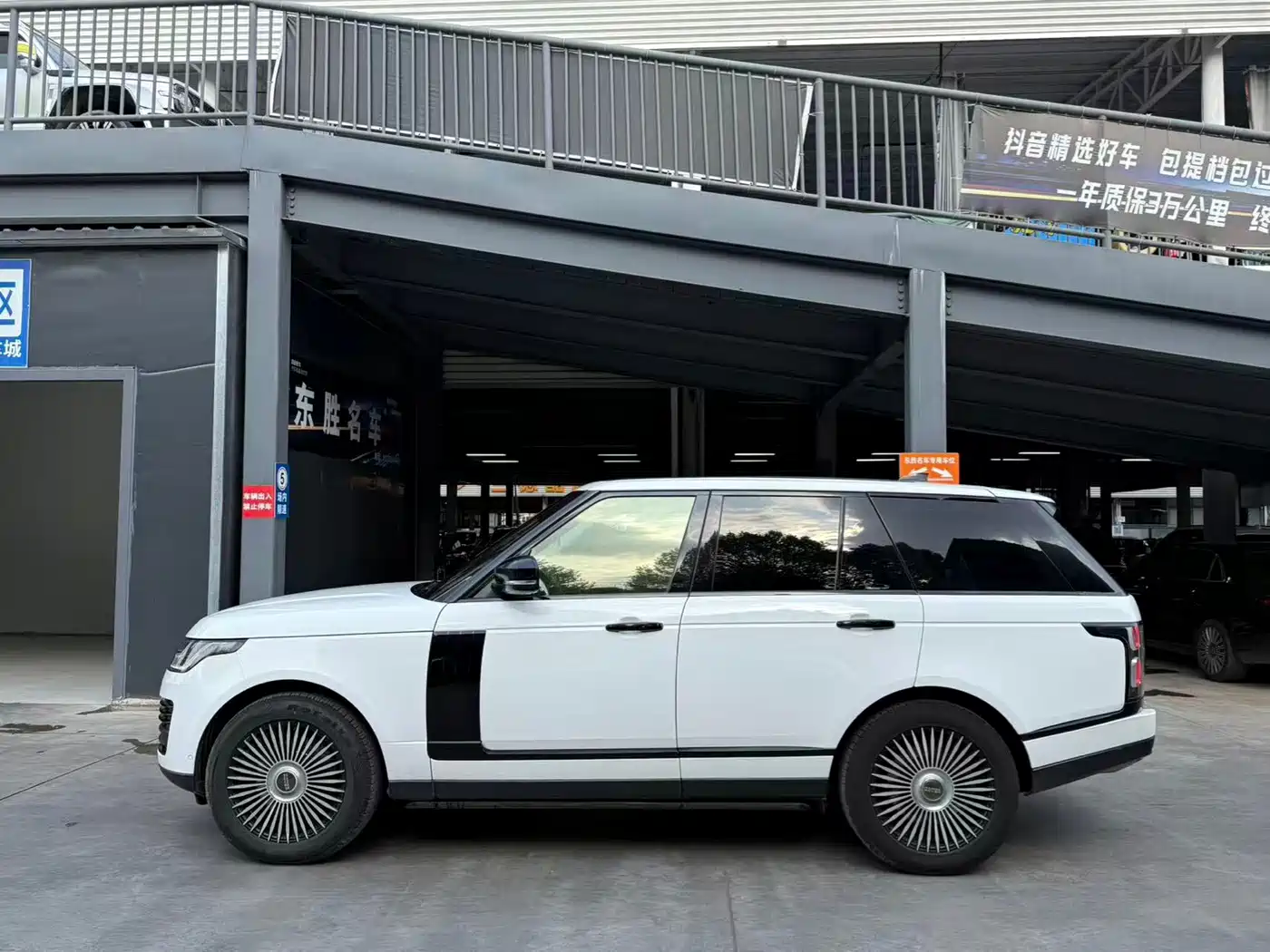 Land Rover Range Rover 2019 3.0 SC V6 Golden Age Edition фото 7
