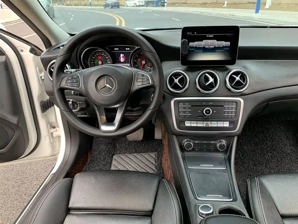 Mercedes-Benz GLA 2018 GLA 200 Dynamic фото 11